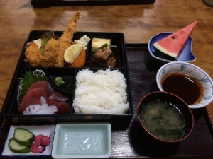 大松弁当／1650円 超人気の豚の角煮やフライとお刺身が付いてボリューム満載